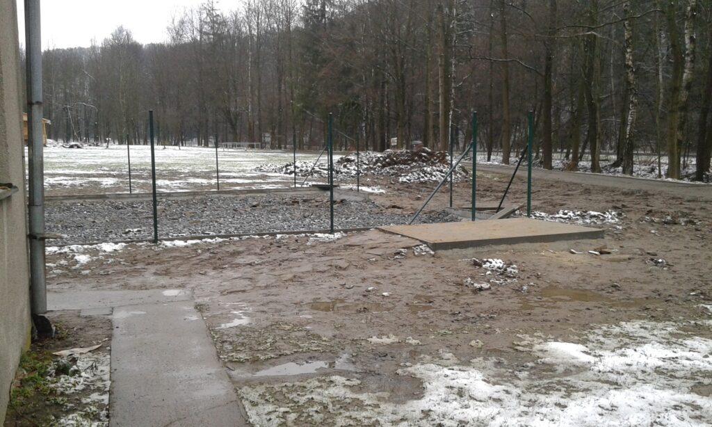 Výstavba oploceného hřiště
