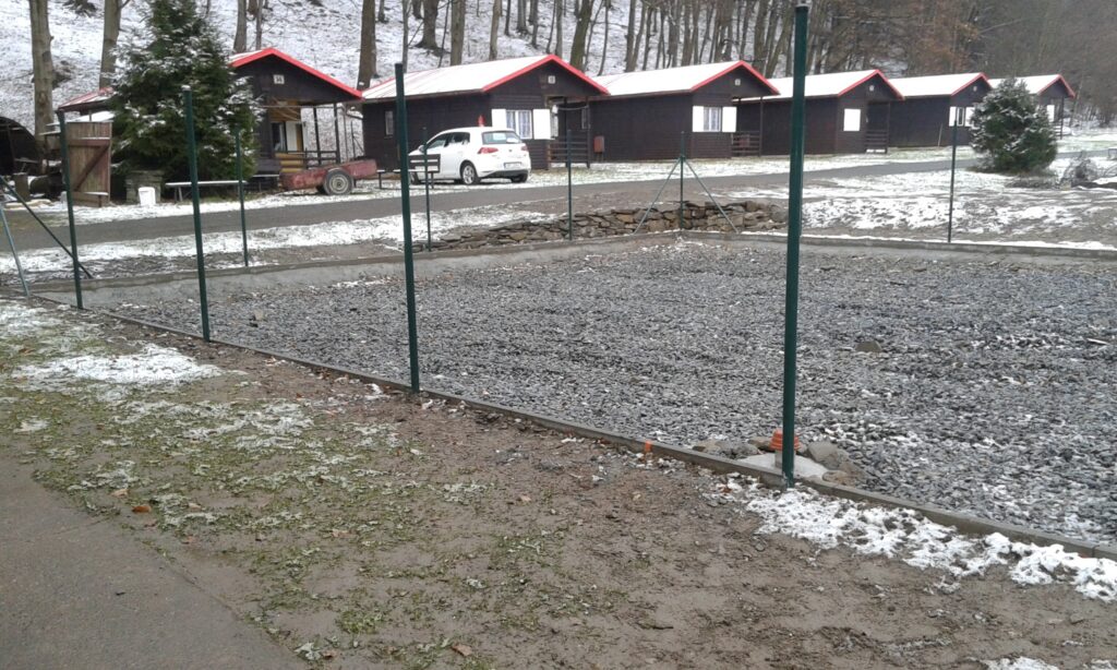 Výstavba oploceného hřiště
