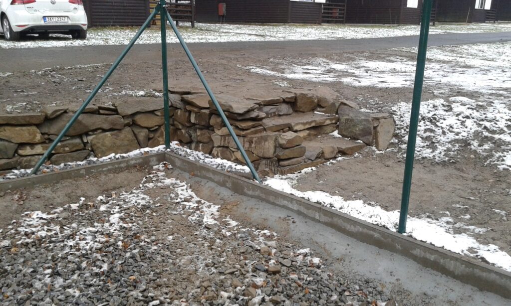 Výstavba oploceného hřiště